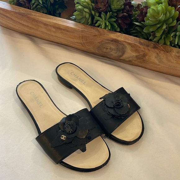 Chanel Black Camellia Embellished Leather Slide sandal shoes Size 39 - Picture 1 of 11